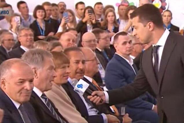 Пошел в зал с микрофоном: Зеленский удивил странным выступлением на форуме YES