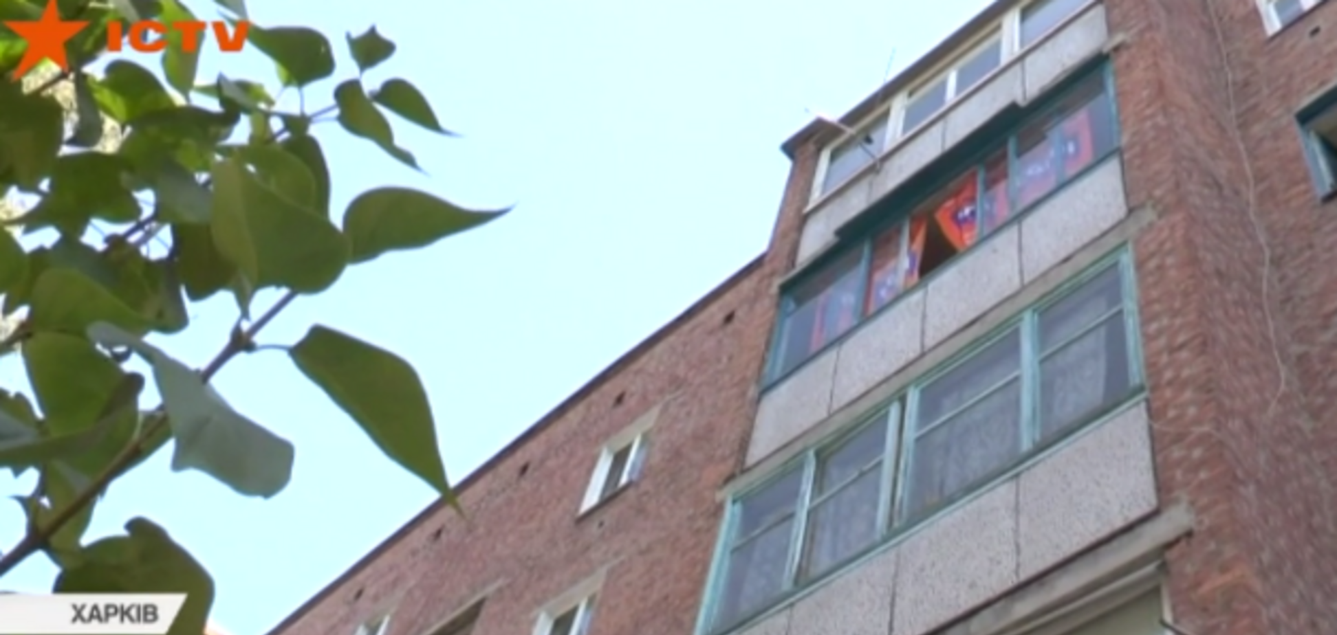 Лежала на клумбе в крови: в Харькове муж выбросил жену из окна