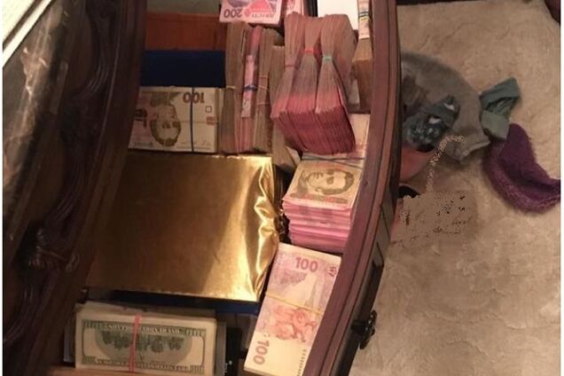 Прятал по ящикам: в кабинете главы правления 'Черкассыгаз' нашли крупную сумму денег