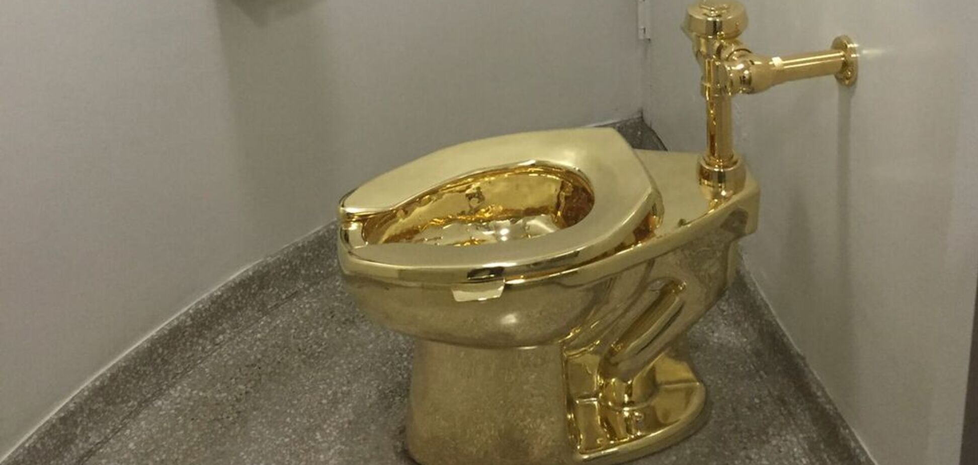 Янукович прошвырнулся? В Британии украли унитаз из чистого золота из дворца Черчилля