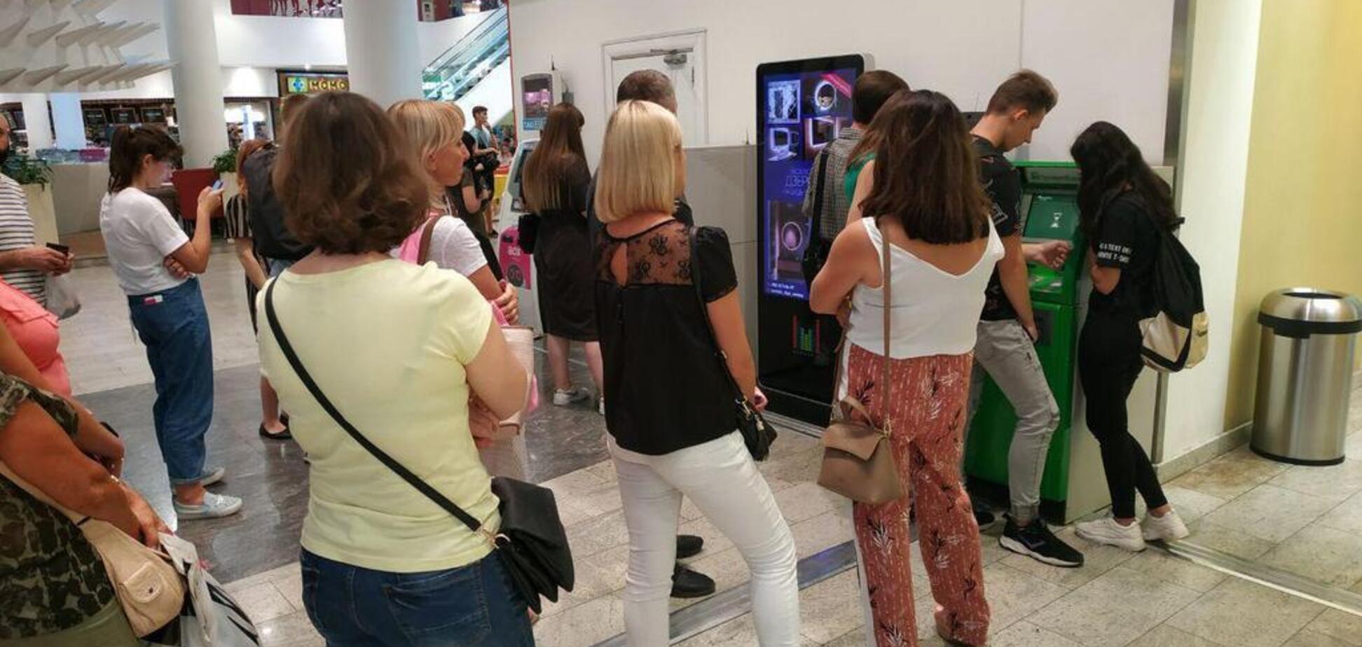 Масштабний збій в ПриватБанку продовжився: клієнти в паніці