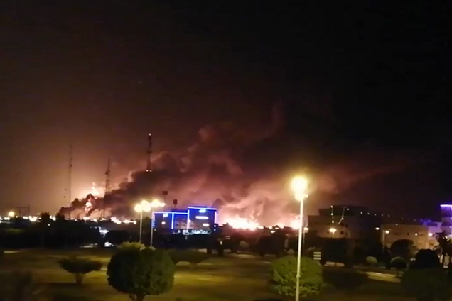 У Саудівській Аравії спалахнув найбільший в світі нафтозавод: відео НП