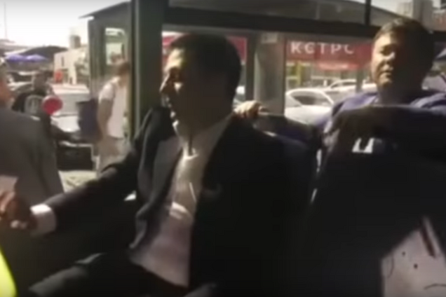"Не пускайте! Це не наші!" Богдан влаштував скандал у тролейбусі із Зеленським. Відео
