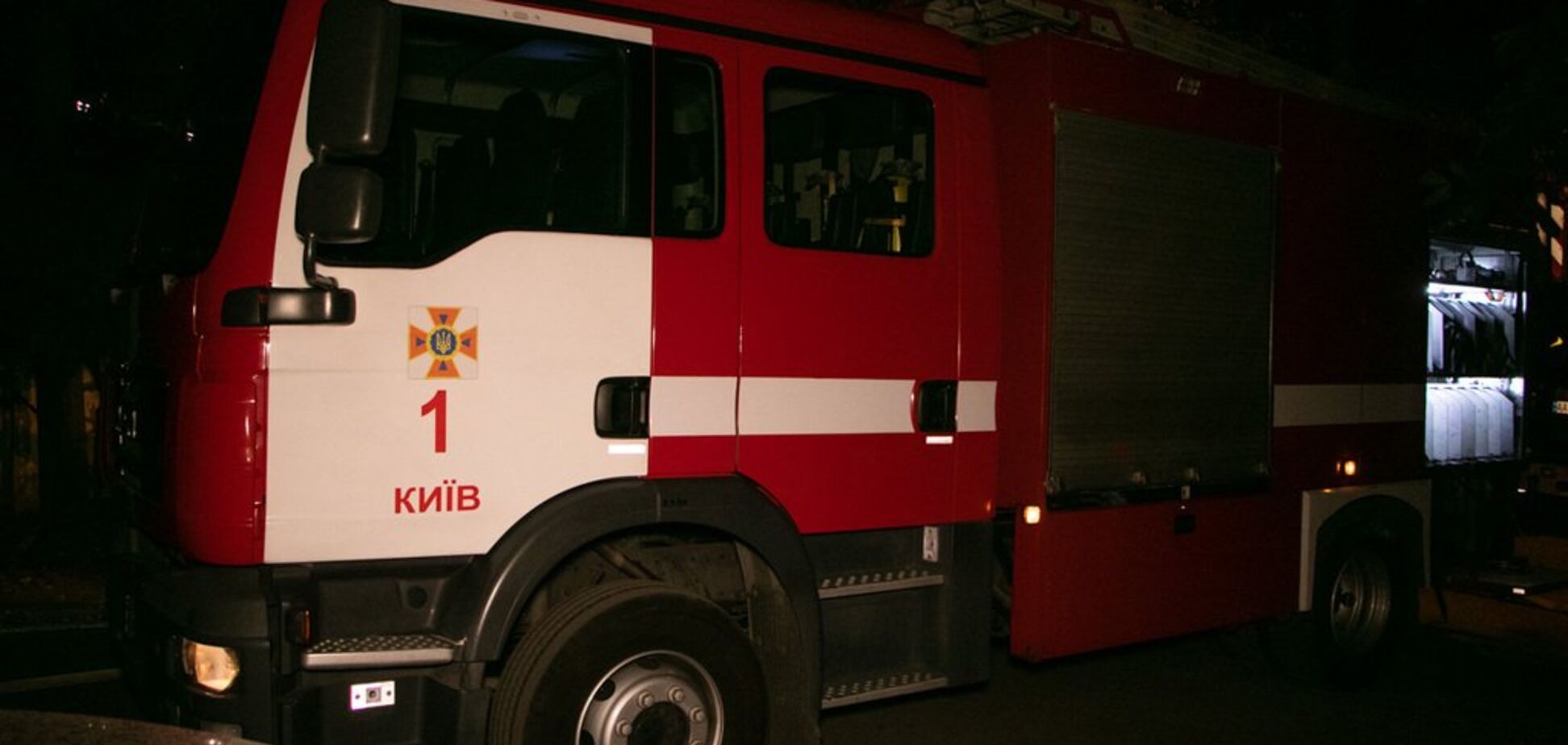 Пришлось вырезать дверь: в Киеве сгорела квартира с людьми. Фото и видео