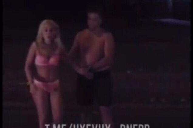 Ногами и шлангами: в Днепре полуголую девушку избили на стройке. Видео 18+