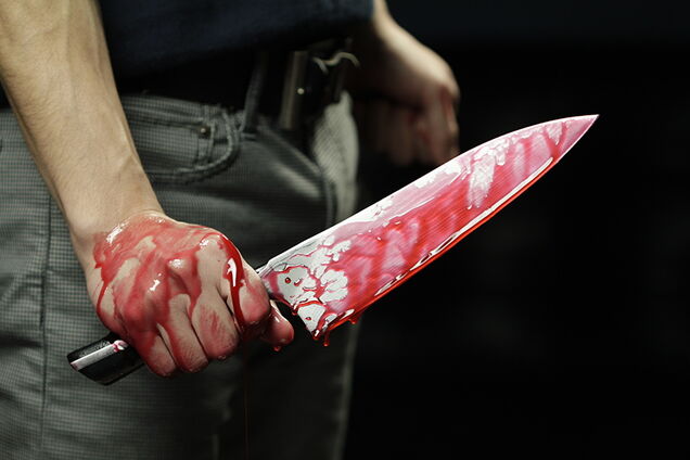 Калюжі крові: в центрі Дніпра чоловіка порізали ножем. Фото 18+