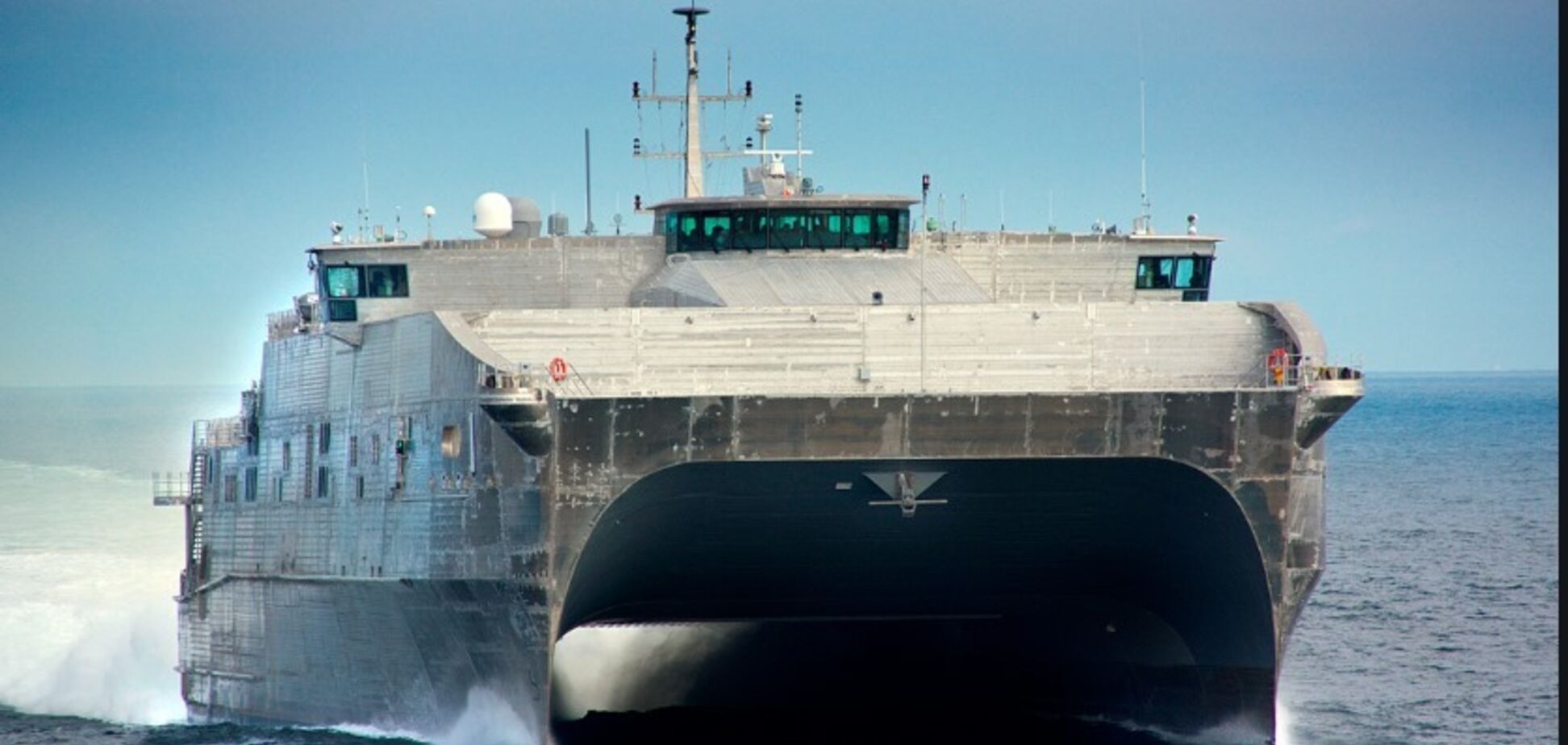 Флот Путіна ув'язався за військовим кораблем США: всі деталі