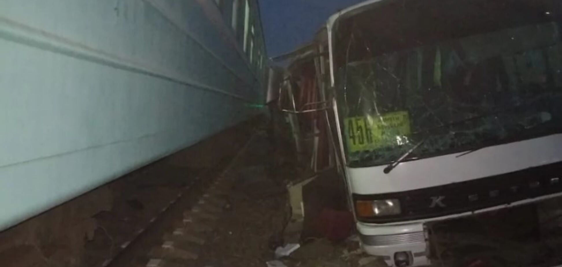 У Казахстані поїзд в'їхав в автобус з людьми. Відео