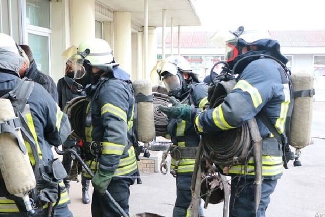 В Киеве во время пожара обстреляли спасателей: первые подробности