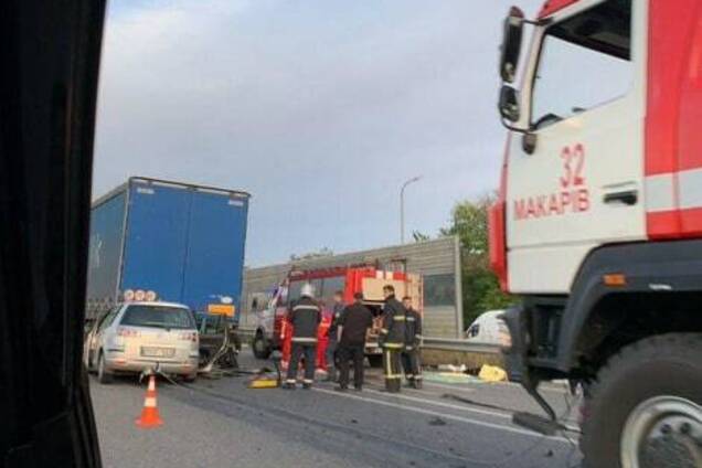 Под Киевом случилось ДТП с грузовиком: много погибших