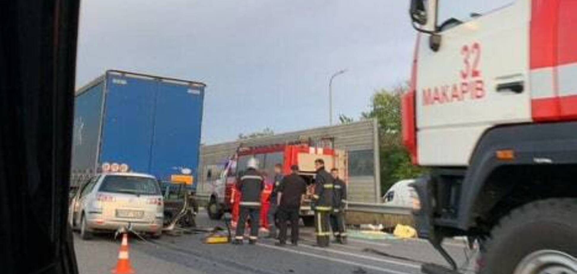 Под Киевом случилось ДТП с грузовиком