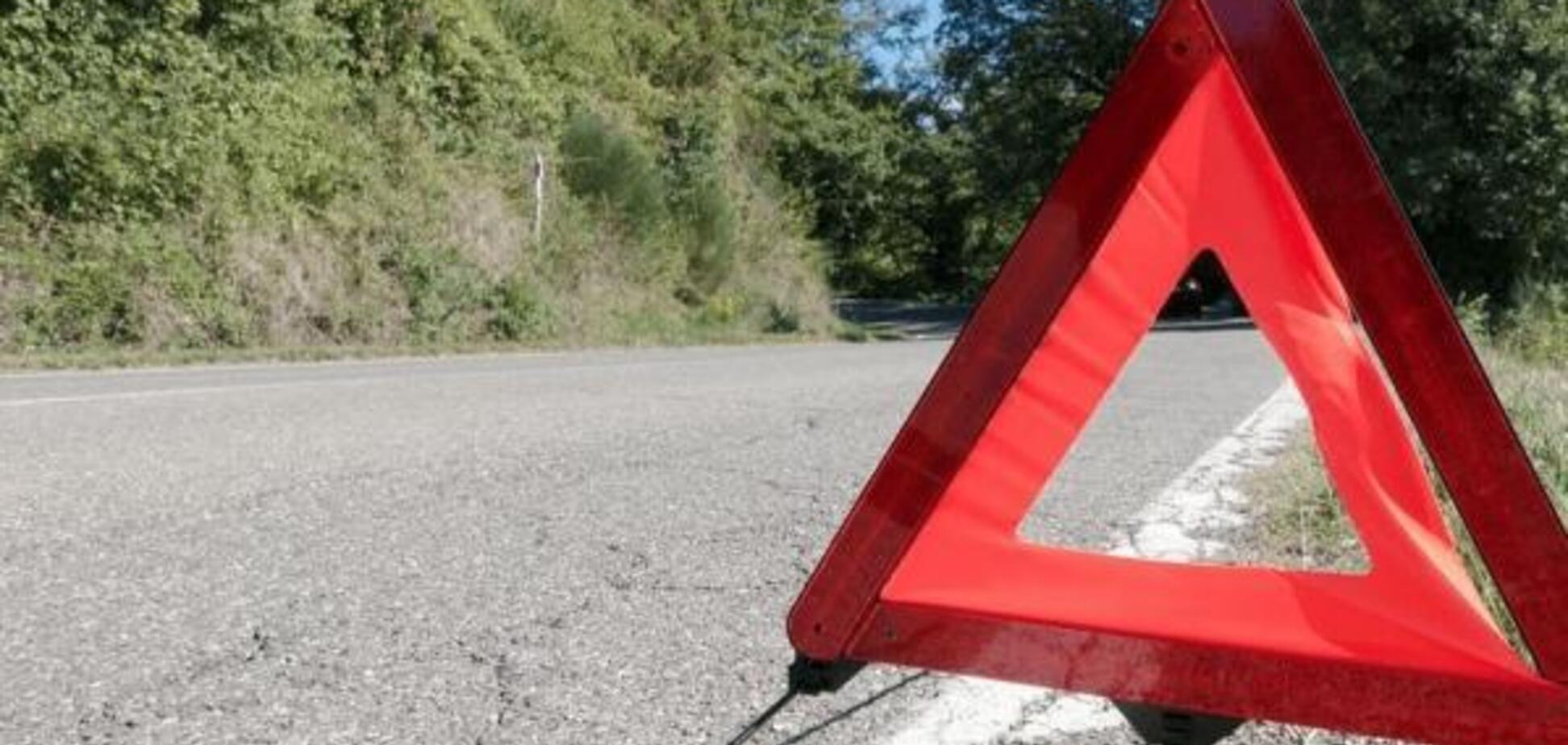 Слетел с трассы и врезался в дерево: под Днепром произошло серьезное ДТП с пострадавшими