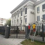 В Киеве с посольства России сняли колючую проволоку. Фото