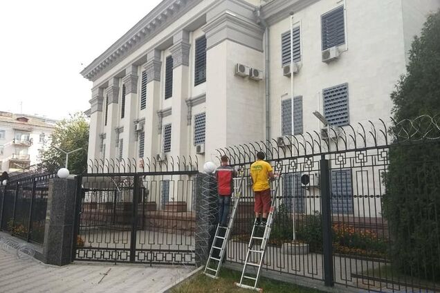 В Киеве с посольства России сняли колючую проволоку. Фото