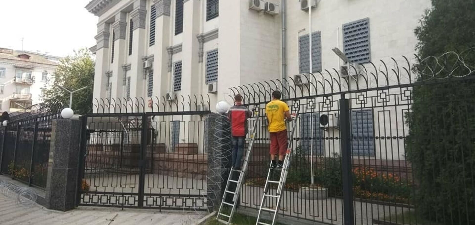 В Киеве с посольства России сняли колючую проволоку. Фото