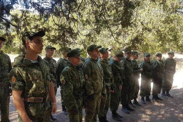 У Криму діти проходять навчання із зброєю