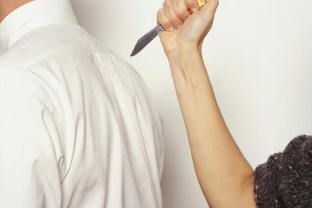 Пырнула ножом в живот: под Днепром мать зарезала собственного сына