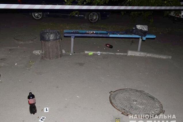 Били по голове: в Киеве посреди улицы напали на полицейского