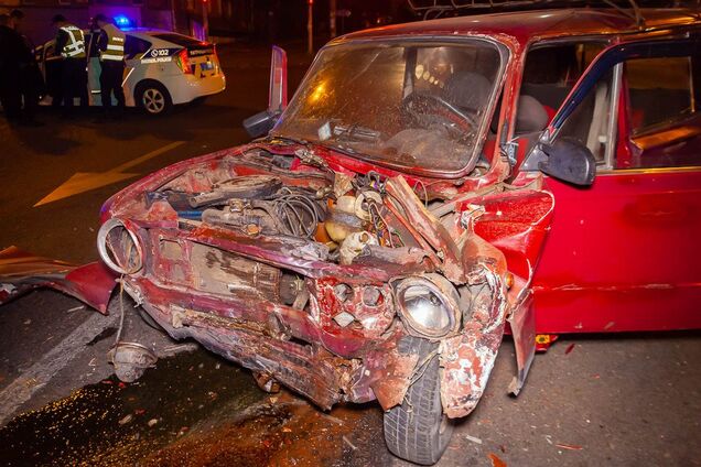 Уламки розлетілися по всій дорозі: в Дніпрі сталася страшна ДТП