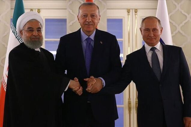 Запутался в проводах и забыл речь: появились видео конфузов Путина на встрече с Эрдоганом