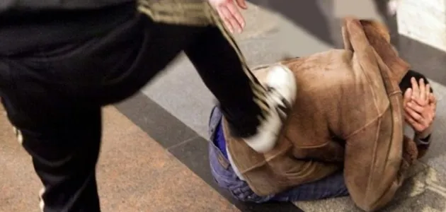 В Днепре неизвестные избили мужчину прямо на остановке