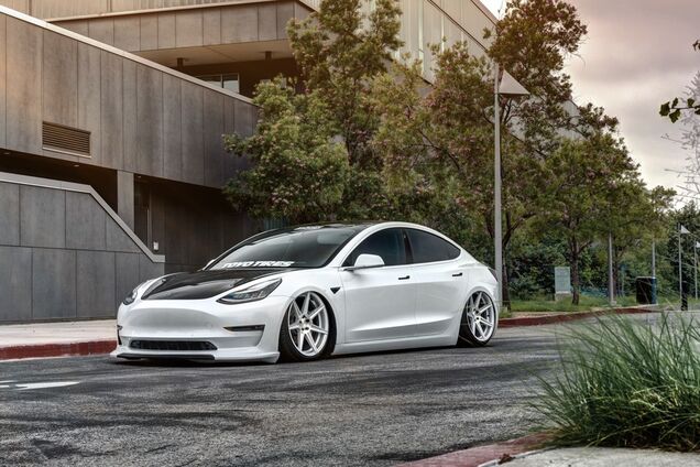 'Шлифует асфальт': электромобиль Tesla радикально переделали в спорткар