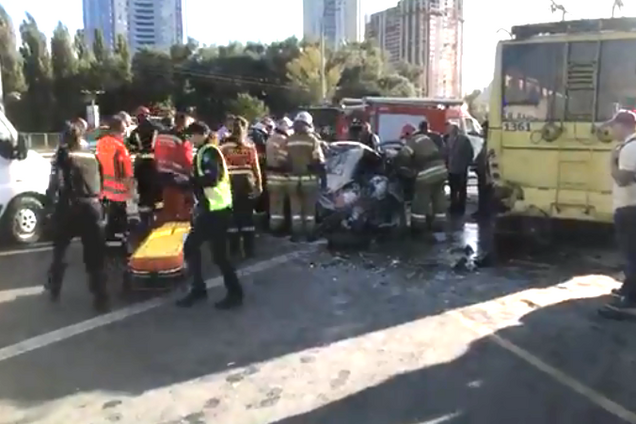 Влетів у тролейбус і загорівся: у Києві трапилася кривава ДТП