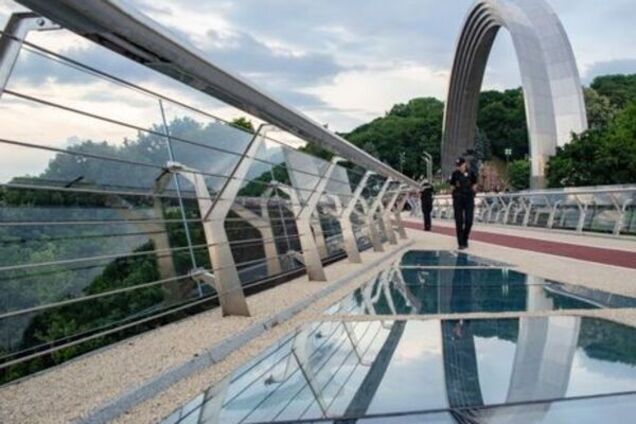 В Киеве во второй раз открыли стеклянный мост: опубликовано видео