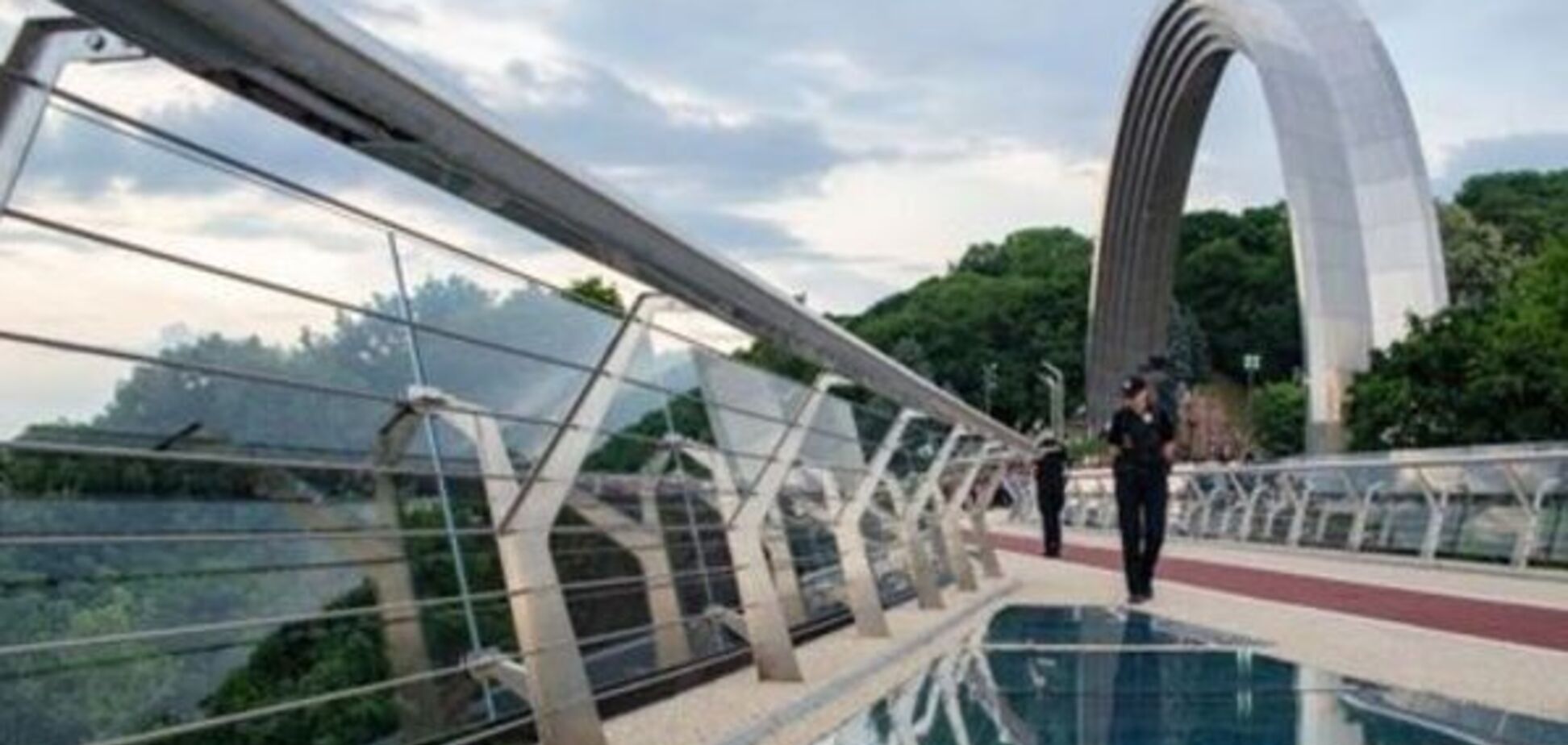 У Києві вдруге відкрили скляний міст: опубліковано відео