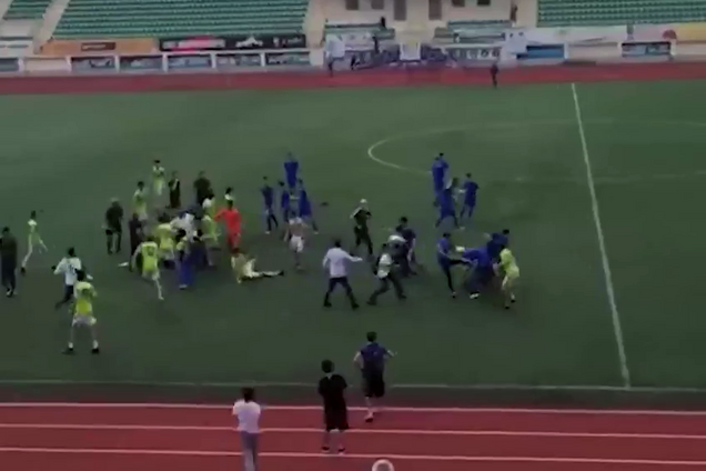 Дагестанський футболіст мерзенним вчинком спровокував масову бійку на матчі - відеофакт