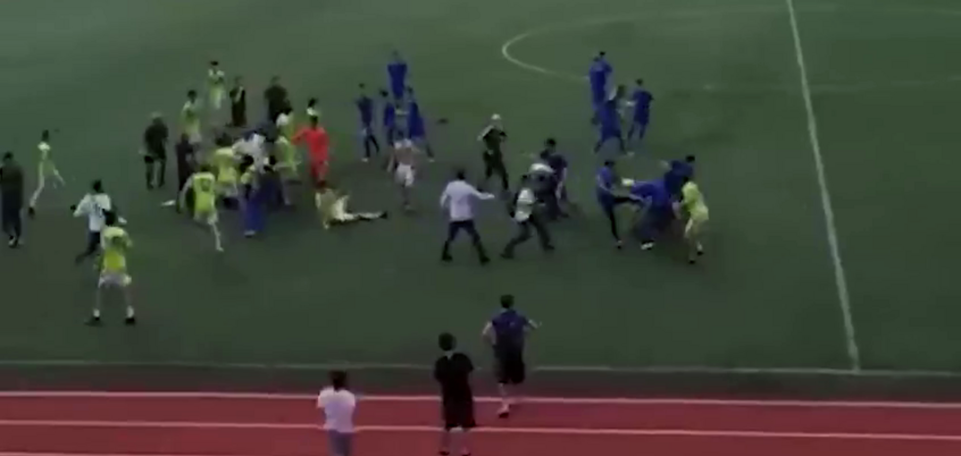 Дагестанский футболист гнусным поступком спровоцировал массовую драку на матче - видеофакт