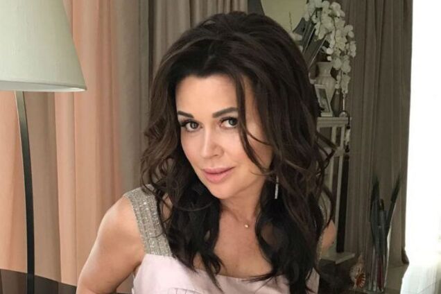 СМИ поймали дочь умирающей Заворотнюк у больницы: видео