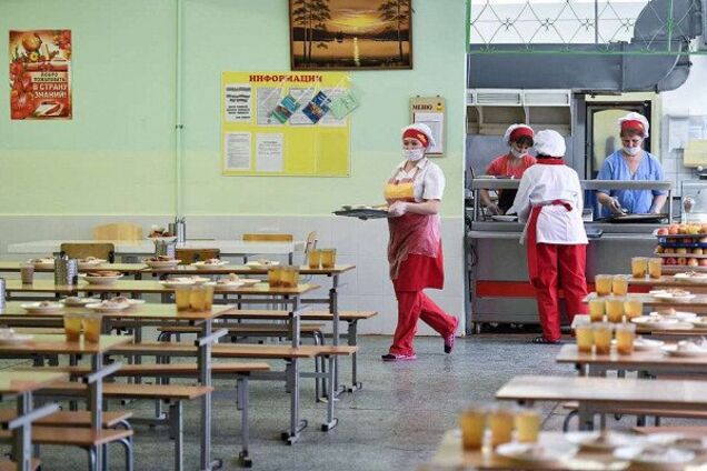 Під Києвом мамі хворої дитини заборонили заходити в шкільну їдальню: виник скандал