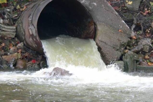 Зливали стоки в озеро: прокуратура взялась за чиновників 'Дніпроводоканалу'