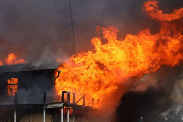 У Дніпрі спалахнула масштабна пожежа на набережній