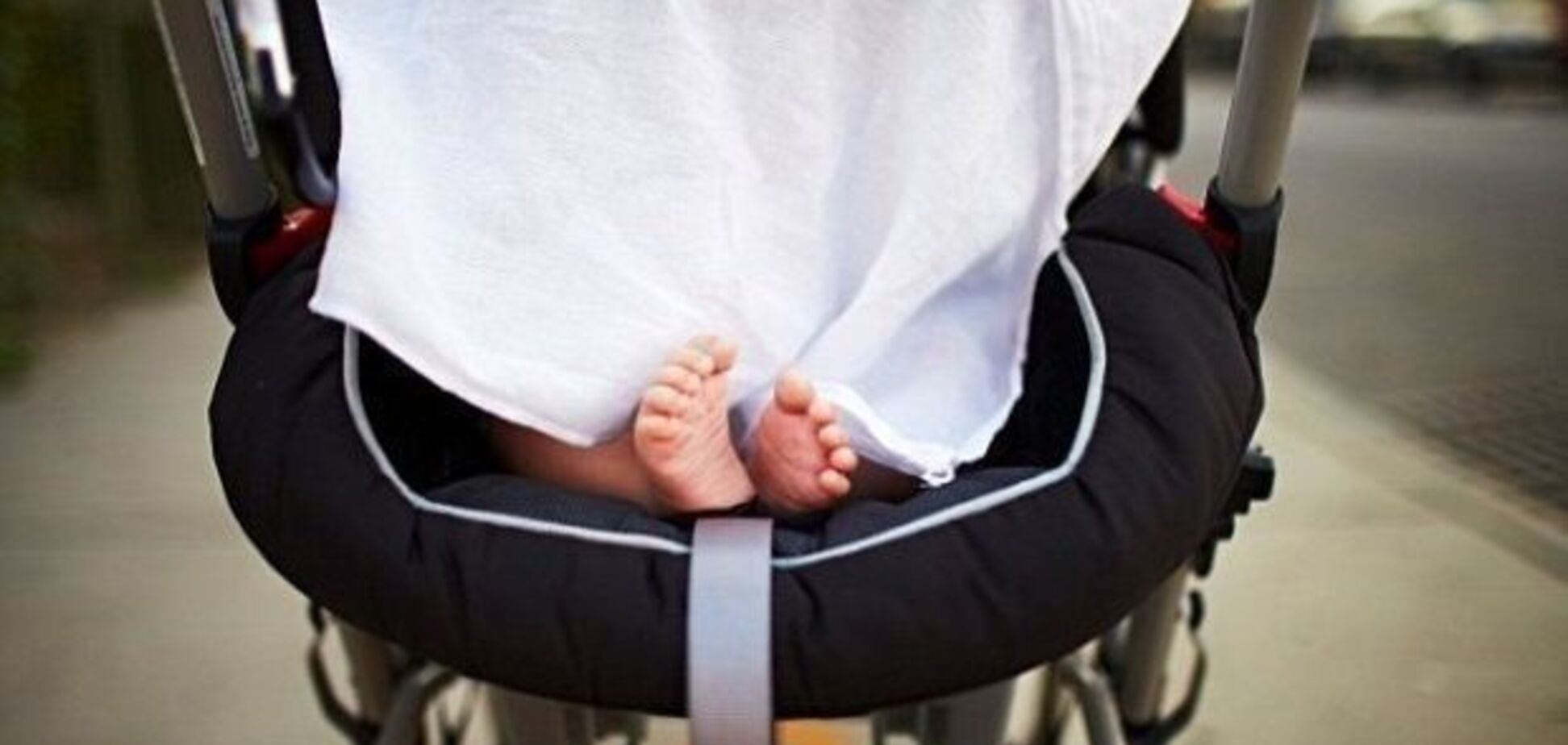 'Не на что жить': в Днепре мужчина шарился по детским коляскам