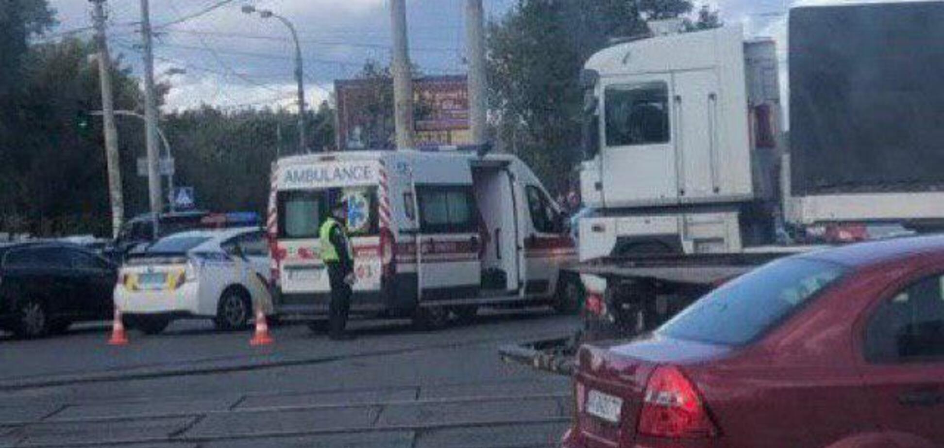 'Сама кинулася': у Києві вантажівка на смерть збила пішохода
