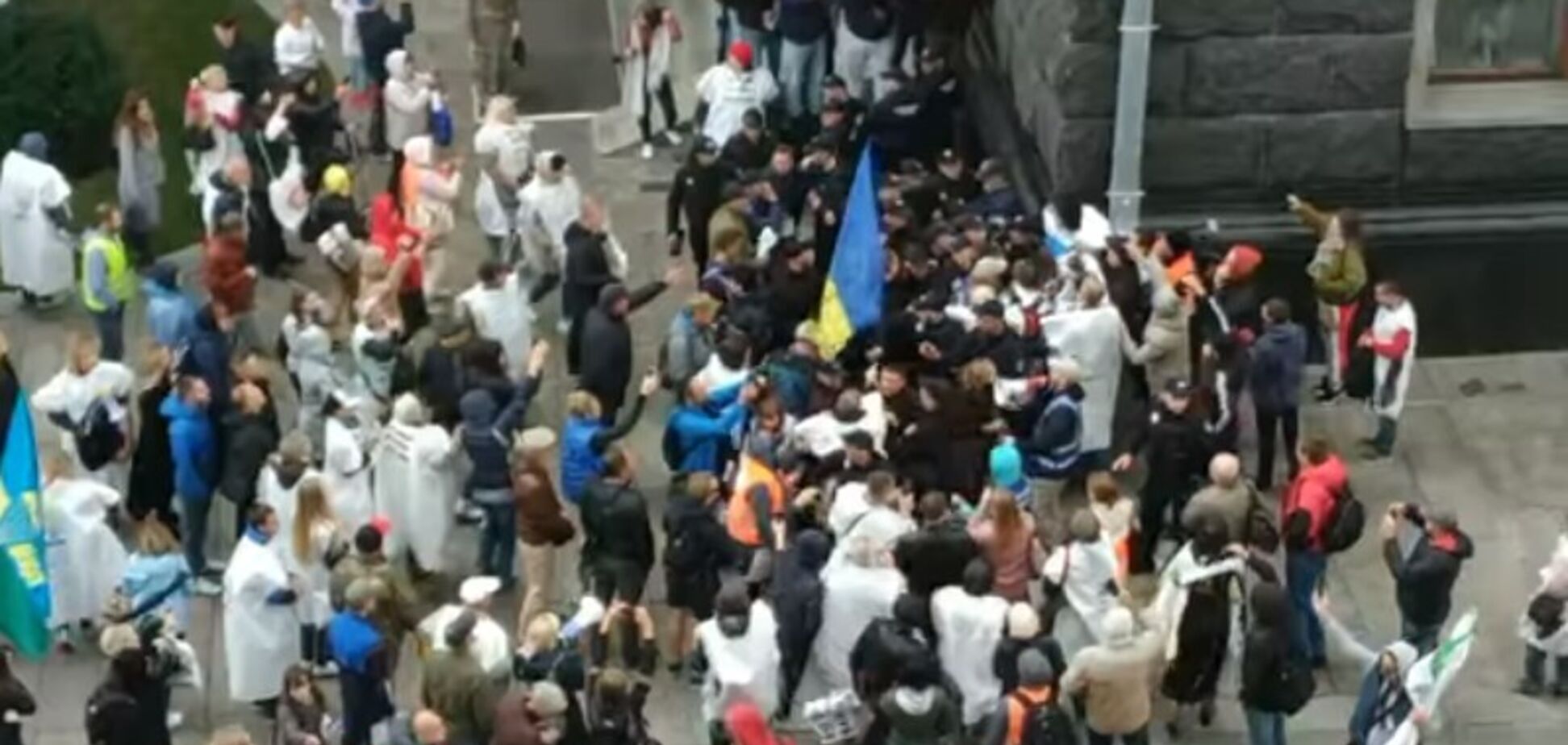 В Киеве под Офисом президента произошла потасовка: видео