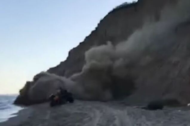 На берегу украинского курорта оползень чуть не убил людей: момент попал на видео