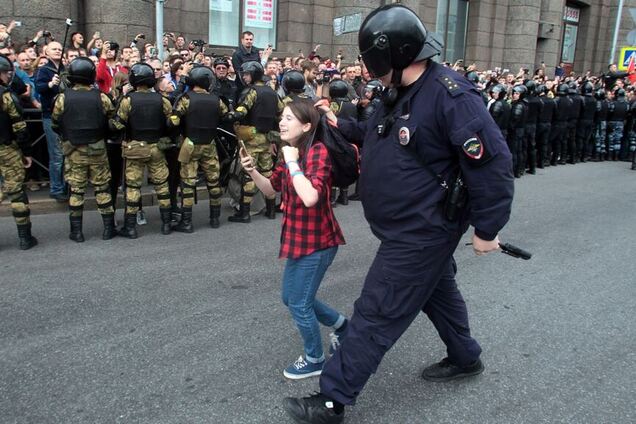 'Владимир Владимирович, все летит к е-матери'