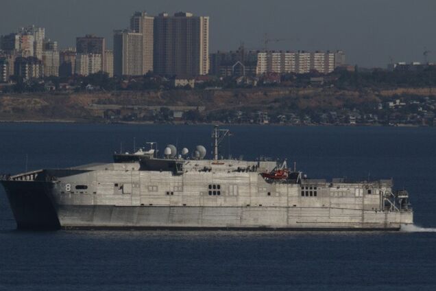 300 морських піхотинців та 550 тонн зброї: в Одесу зайшов військовий корабель США. фото