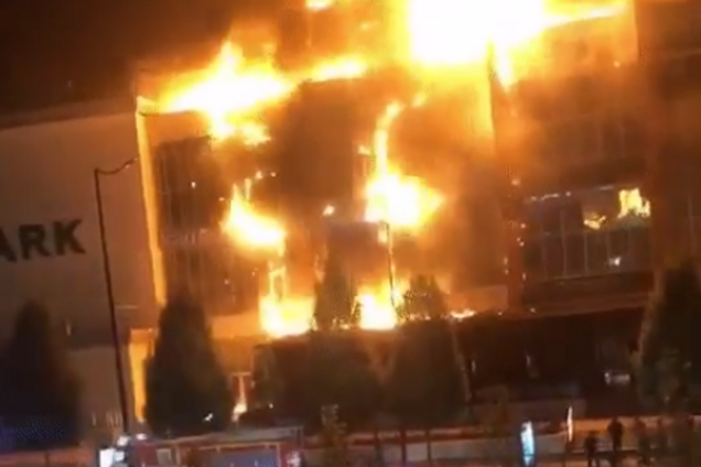 В Чечне пожар охватил крупнейший ТРЦ: видео огненного ада