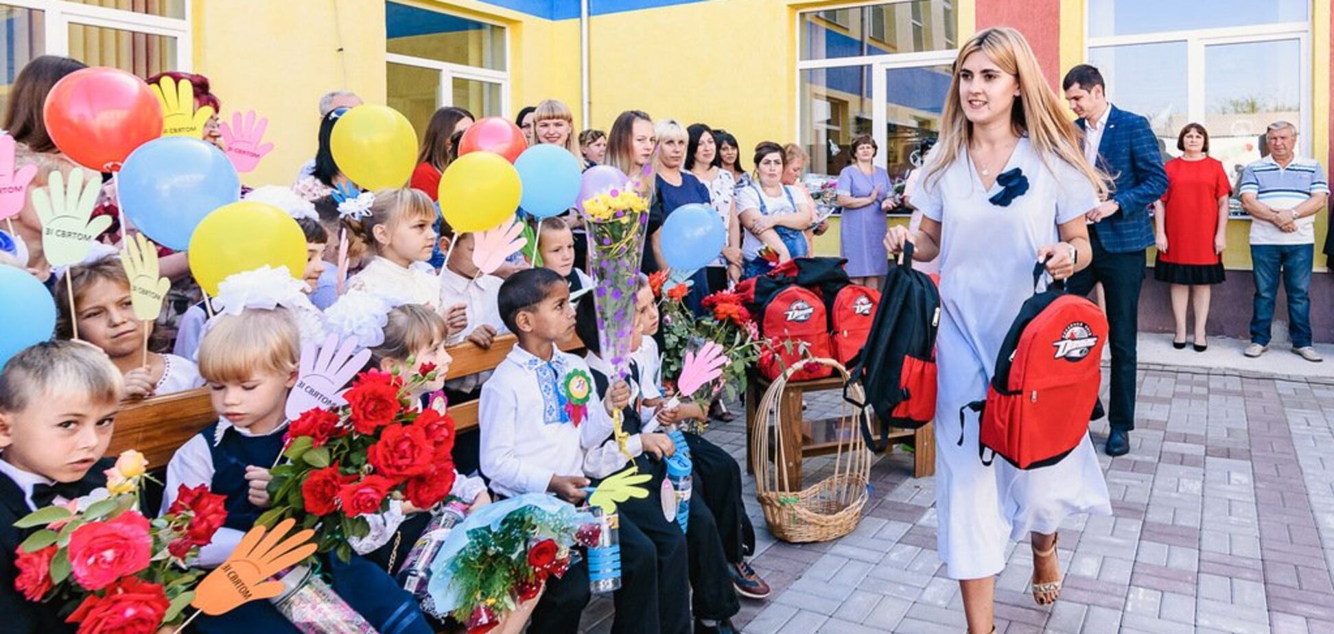 День знаний на Донбассе: торжественные линейки, подарки от хоккеистов, компьютерные классы от благотворителей