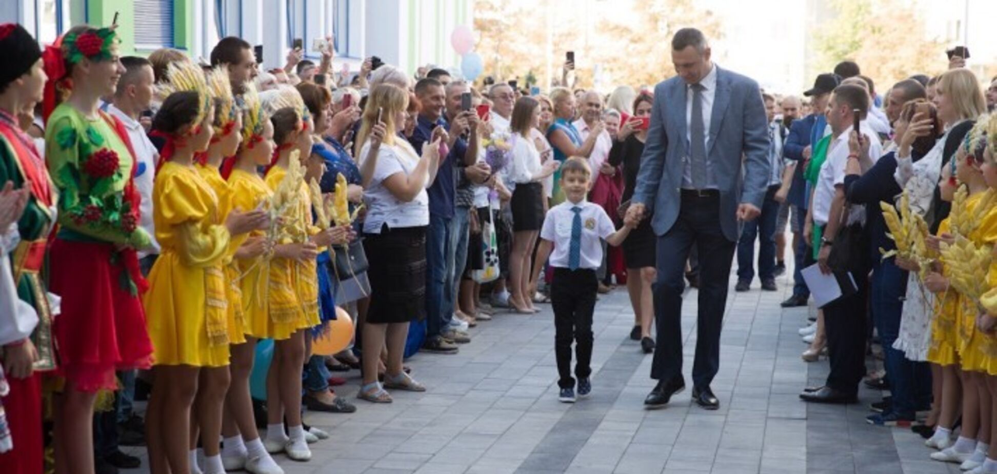 Кличко открыл самую большую и современную школу в Украине