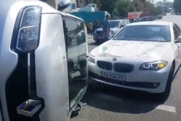 Перекинуло на бік: у Києві трапилася жахлива ДТП із трьома авто. Відео