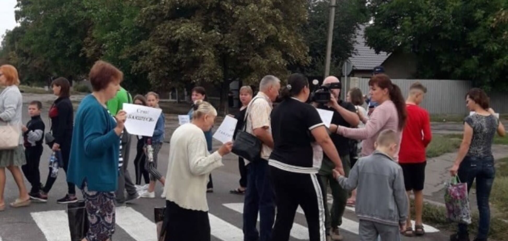 На Харківщині вчителі перекривали дорогу: що трапилося