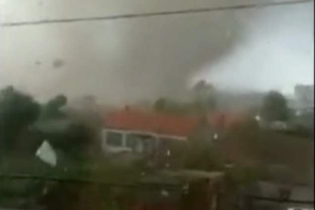 Популярний курорт накрив тайфун: відео моторошного смерчу