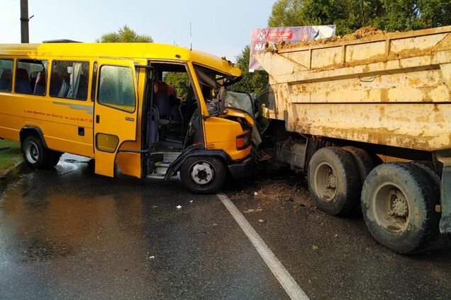 На Львівщині зіткнулися вантажівка і маршрутка: більше 10 поранених