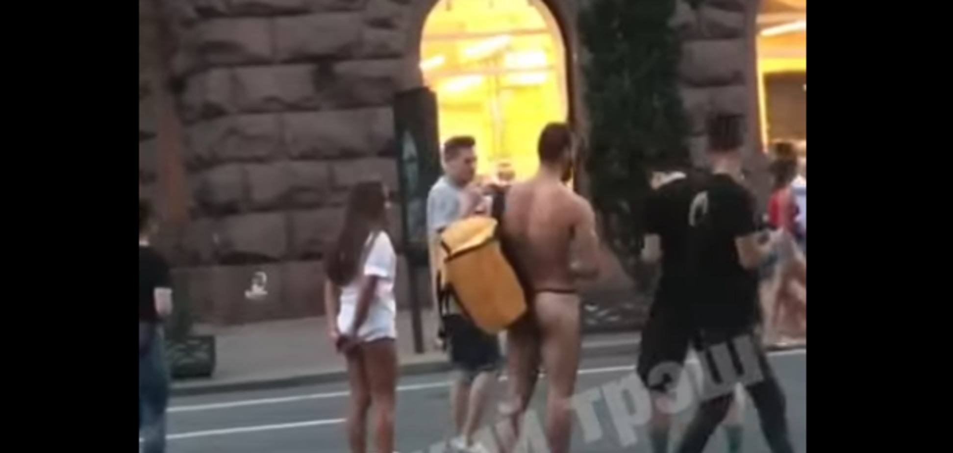 У центрі Києва розгулював голий 'кур'єр': відео 18+