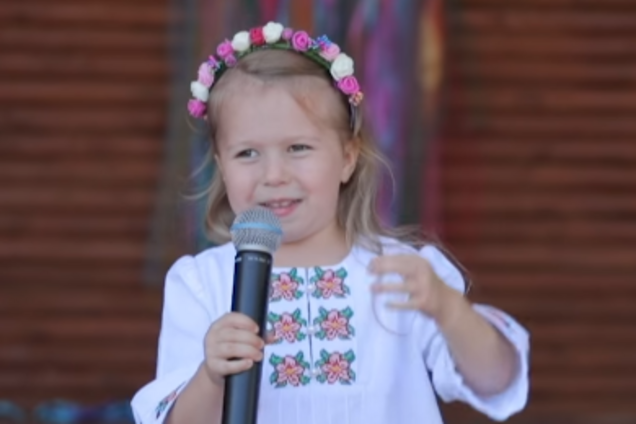 "Справжня українка!" Мережу зворушило відео з дівчинкою, яка в США зачитала вірш Сосюри